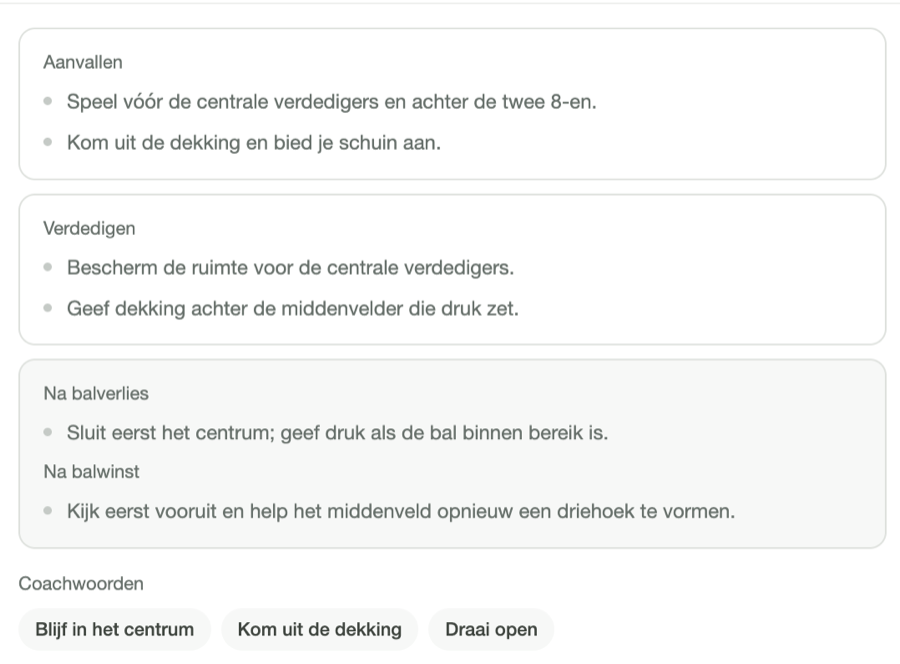 Een rolkaart voor de achterste middenvelder, met taken bij aanvallen, verdedigen en omschakelen, en drie coachwoorden.