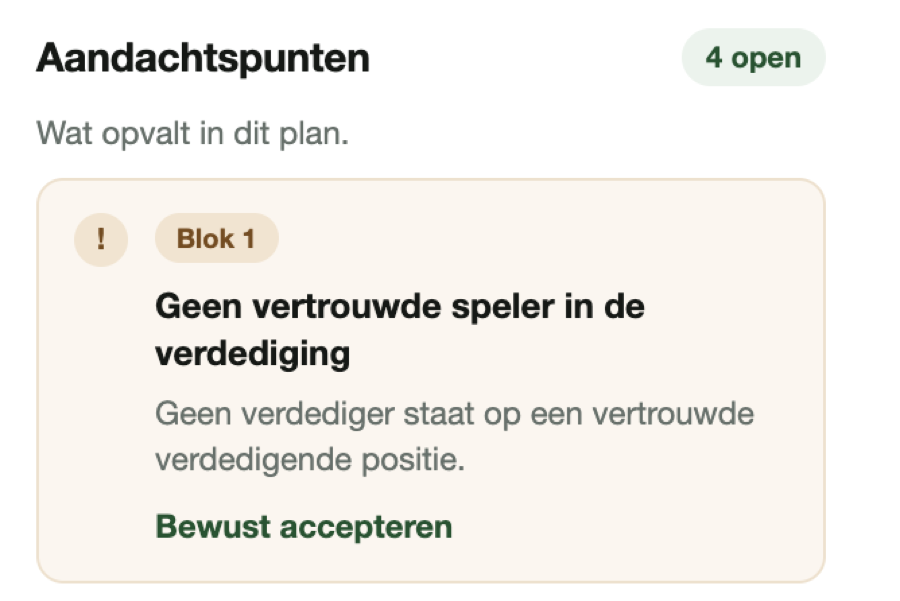Het paneel Aandachtspunten met de melding dat blok 1 geen vertrouwde speler in de verdediging heeft.